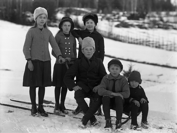 Gruppbild, barn och spark